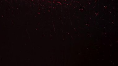 Camların üzerine düşen damlalar, pencerenin dışına yağan yağmur, yakın plan kırmızı ışık.