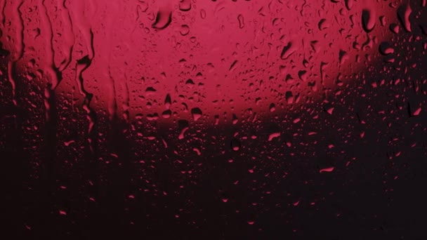 Краплі Склі Вниз Дощ Вікном Червоний Світловий Повзунок Зйомка Крупним — стокове відео