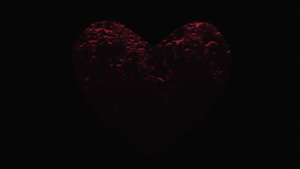 Rotes Herz Mit Tropfen Regen Auf Schwarzem Hintergrund Nahaufnahme — Stockvideo