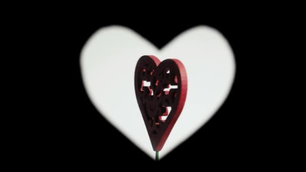 Rött Hjärta Med Mönster Roterar Ett Svart Fönster Form Ett — Stockvideo