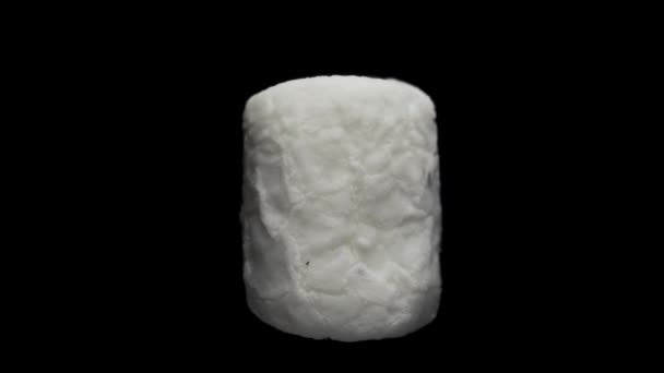 Ensam Vit Marshmallow Roterar Svart Bakgrund Närbild — Stockvideo