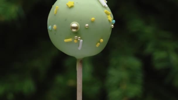 Gâteau Vert Pops Avec Des Décorations Tourne Sur Fond Arbre — Video