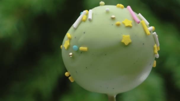 Grön Pops Tårta Med Dekorationer Roterar Bakgrunden Grön Julgran Närbild — Stockvideo