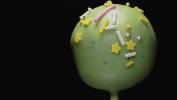 Gâteau Vert Pops Avec Des Décorations Tourne Sur Fond Noir — Video