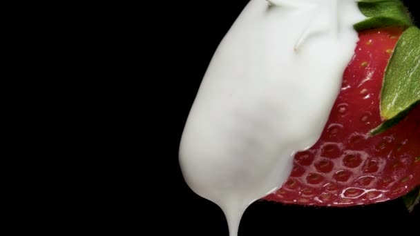 Erdbeeren Auf Schwarzem Hintergrund Nahaufnahme Übergossen Mit Joghurt Und Sahne — Stockvideo