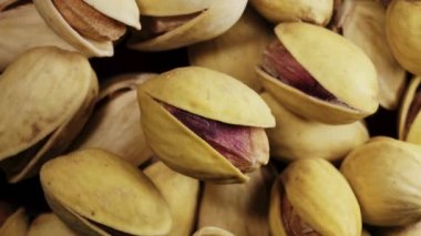 Tuzlu fıstıklı kabuk. Dönüyor. Fıstık serpintisi. Yakın plan. Yukarıdan görüntüle.