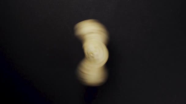 殻の中のピーナッツが回転します テーブルの上の滝 接近中だ 黒の背景 上からの眺め — ストック動画