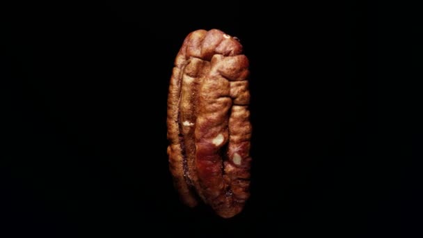 Oloupané Pekanové Ořechy Točí Detailní Záběr Černé Pozadí Boční Pohled — Stock video