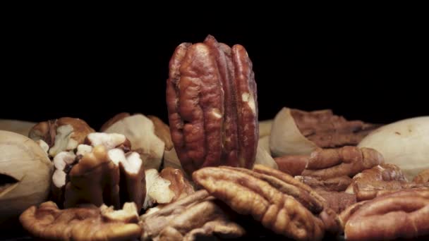 Oloupané Pekanové Ořechy Otáčejí Černém Pozadí Rozptyl Ořechů Skořápek — Stock video