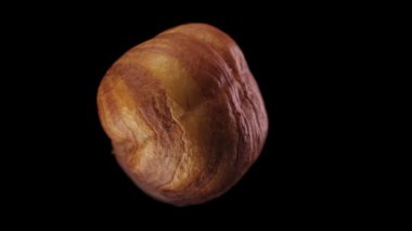 Soyulmuş fındık. Siyah bir arkaplanda dönüyor. yakın plan.