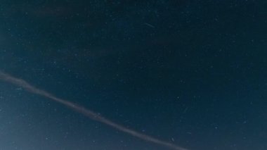 Yıldızlı gökyüzünün hareket halindeki zamanı, düşen yıldızlar, uydular. Bulutlar.