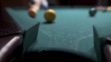 Bilardo oyunu, cep topları, yakın plan. Sekiz top, sarı topu köşeye çekeceğiz.