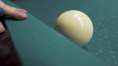 Bilardo oyunu, cep topları, yakın plan. Sekiz top. Beyaz topa vurduk.