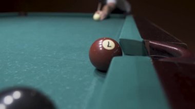 Bilardo oyunu, cep topları, yakın plan. Sekiz top. Kahverengi topu cebe attım.