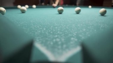 Rus bilardo oyunu, cep topları, yakın plan..