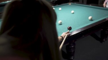 Rus bilardo oyunu, yakın plan. Kız cebine vuramadığı için mutsuz..