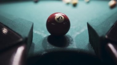 Bilardo oyunu, cep topları, yakın plan, 8 top. Bir cebinde kırmızı üçüncü top
