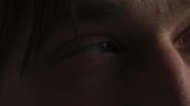 Genç adam etrafa bakıyor, polisten saklanıyor, yakın plan..