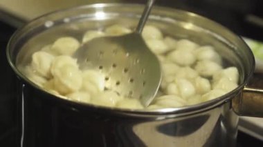 Etli hamur köftelerini tavada kaynatmak, detaylar, yakın plan..