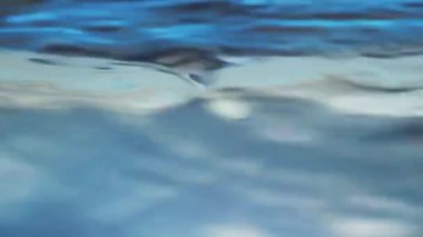 Soyutlama, mavi su rüzgardan sallanıyor, yakın plan..