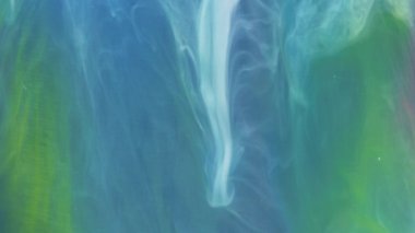 Soyut renk karışımı, suya düşen mürekkep rengi karışımı suya düşen renkli mürekkep, su altında dönen mürekkep sıçraması izole edilmiş su altı girdabı.