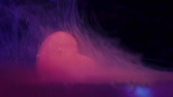在粉红色的雾中在水下消化 心形糖果 — 图库视频影像