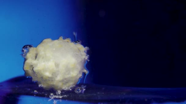 Αφηρημένη Καραμέλα Επιπλέει Κάτω Από Νερό Αφήνοντας Ένα Ίχνος Ζάχαρης — Αρχείο Βίντεο