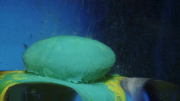 Абстракція Цукерки Або Таблетки Розчиняються Під Водою Поширюються Кольоровими Фарбами — стокове відео