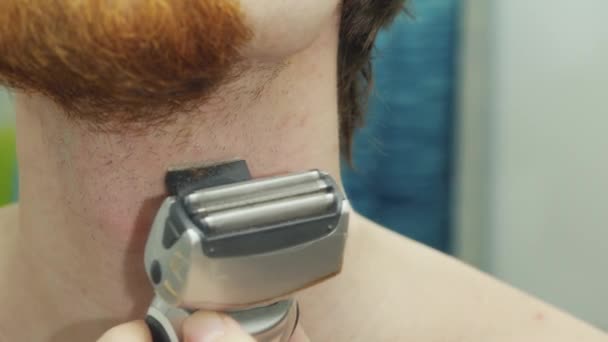 Processo Barbear Jovem Com Barba Vermelha Navalha Elétrica Close — Vídeo de Stock