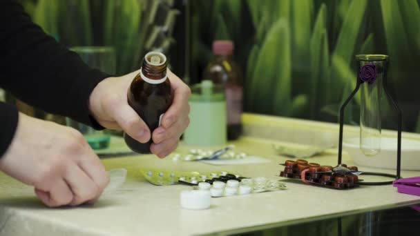 Πίνω Φάρμακα Χάπια Μίγμα Και Νερό Φόντο Των Φύλλων — Αρχείο Βίντεο