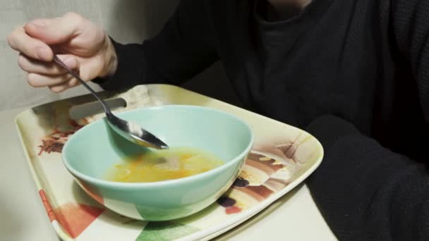 红胡子男人吃土豆面汤和肉丸子 — 图库视频影像