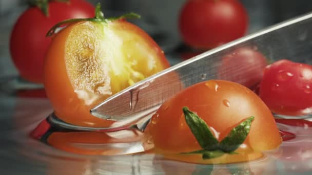 Małe Pomidory Wiśniowe Wodzie Krople Wody Zwolnione Tempo Zbliżenie Noża — Wideo stockowe
