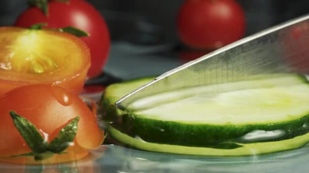 Małe Pomidory Wiśniowe Ogórek Wodzie Krople Wody Zwolnione Tempo Zbliżenie — Wideo stockowe