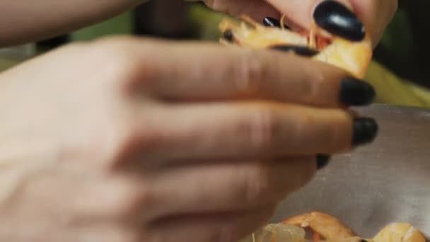 Fille Nettoie Gros Bouillis Crevettes Gros Plan — Video