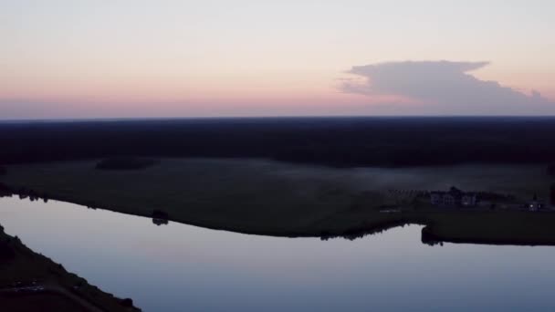 Grande Casa Campo Margem Lago Floresta Drone Vídeo Noite — Vídeo de Stock