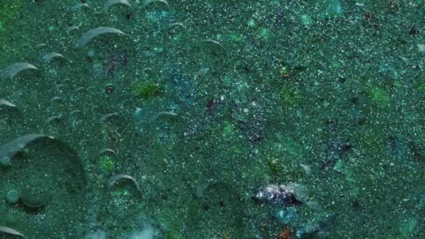 Макроабстракція Молоці Олійній Фарбі Зелені Зірки Вибухають Бульбашки — стокове відео