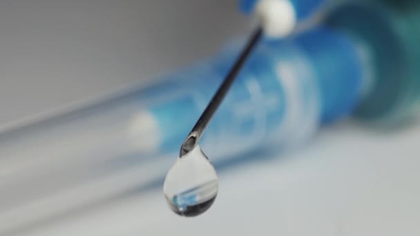 Une Seringue Médicale Avec Vaccin Qui Coule Une Aiguille Réflexion — Video