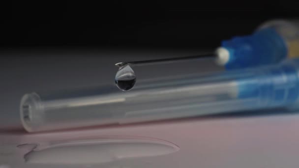 Eine Medizinische Spritze Mit Einem Impfstoff Der Von Einer Nadel — Stockvideo