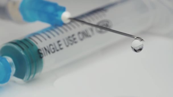 Medisinsk Sprøyte Med Vaksine Som Drypper Fra Nål Refleksjon Dråpe – stockvideo