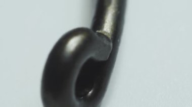 Beyaz arka planda balık oltasının Macro incelemesi