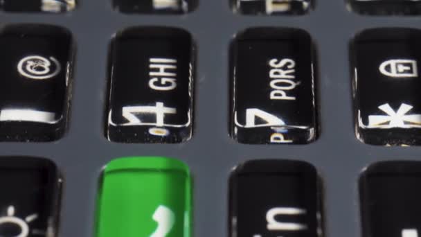 宏观滑行拍摄 黑色老手机按钮 — 图库视频影像