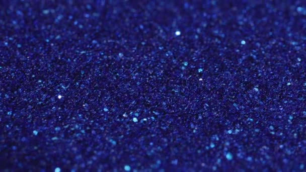 Macro Slide Shot Kleine Blauwe Lovertjes Glinsteren Het Licht — Stockvideo