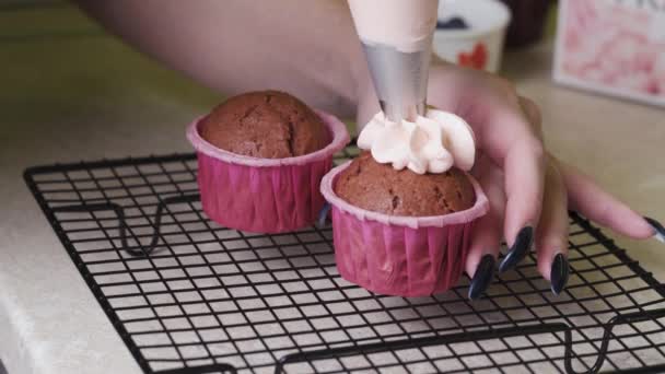 Konditor Dekorerar Med Delikat Rosa Grädde Muffins Rosa Form — Stockvideo