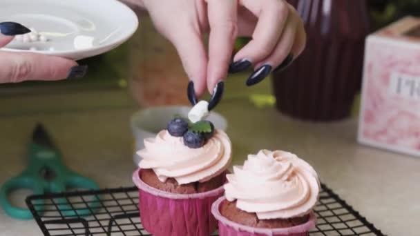 Pastry Chef Puts Small Piece Marshmallow Cream Cupcake — 비디오