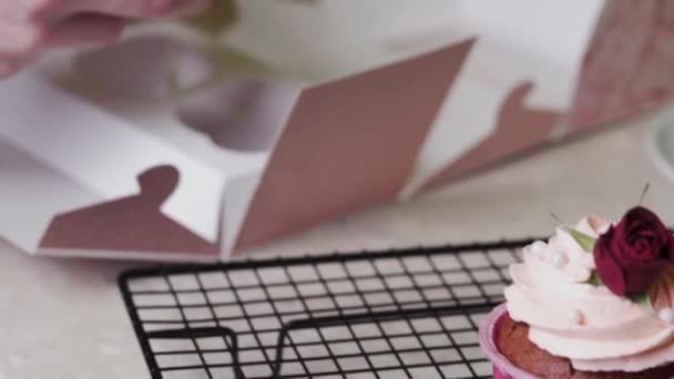 Uma Menina Chef Pastelaria Coloca Cupcakes Uma Caixa Presente — Vídeo de Stock