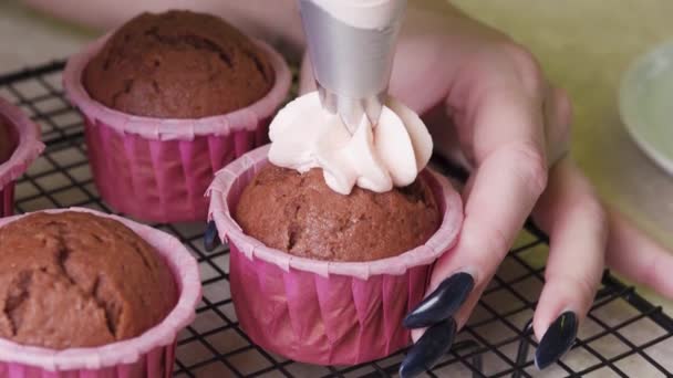 Confectioner Decorates Delicately Pink Cream Cupcakes Pink Moulds — Vídeos de Stock