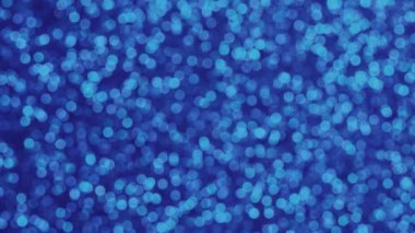 Mavi bokeh. Parlak toplara yaklaşmanın ve onları bulanıklaştırmanın etkisi. Odaklanamayan tatil ışıkları. Parıltı