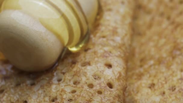 Close Slide Shot Pour Honey Pancakes — Vídeos de Stock