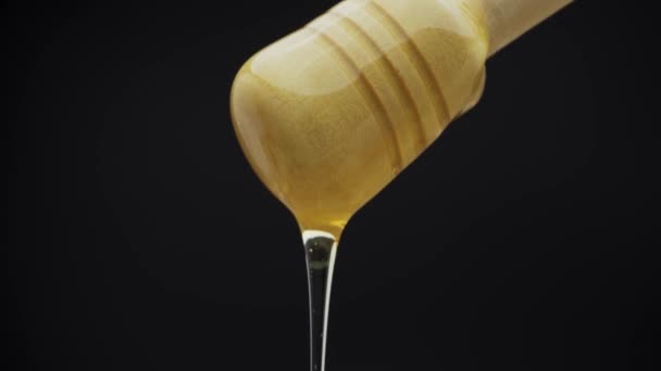 Μέλι Ρέει Από Μια Ξύλινη Κουτάλα Τηγανίτες Slide Video Close — Αρχείο Βίντεο