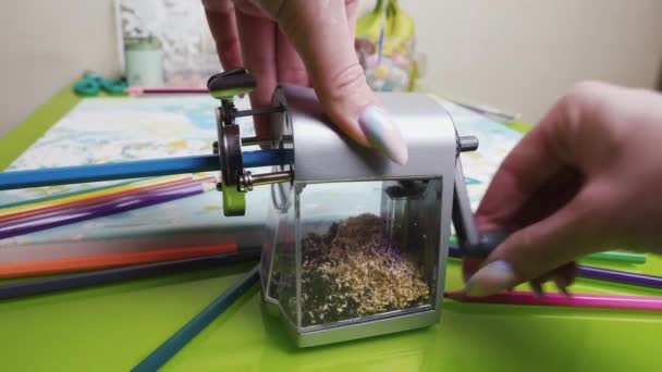 Κορίτσι Οξύνει Χρωματιστά Μολύβια Στο Πράσινο Τραπέζι — Αρχείο Βίντεο